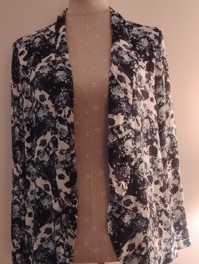 Lush Black and White Abstract Open-Front Tunic